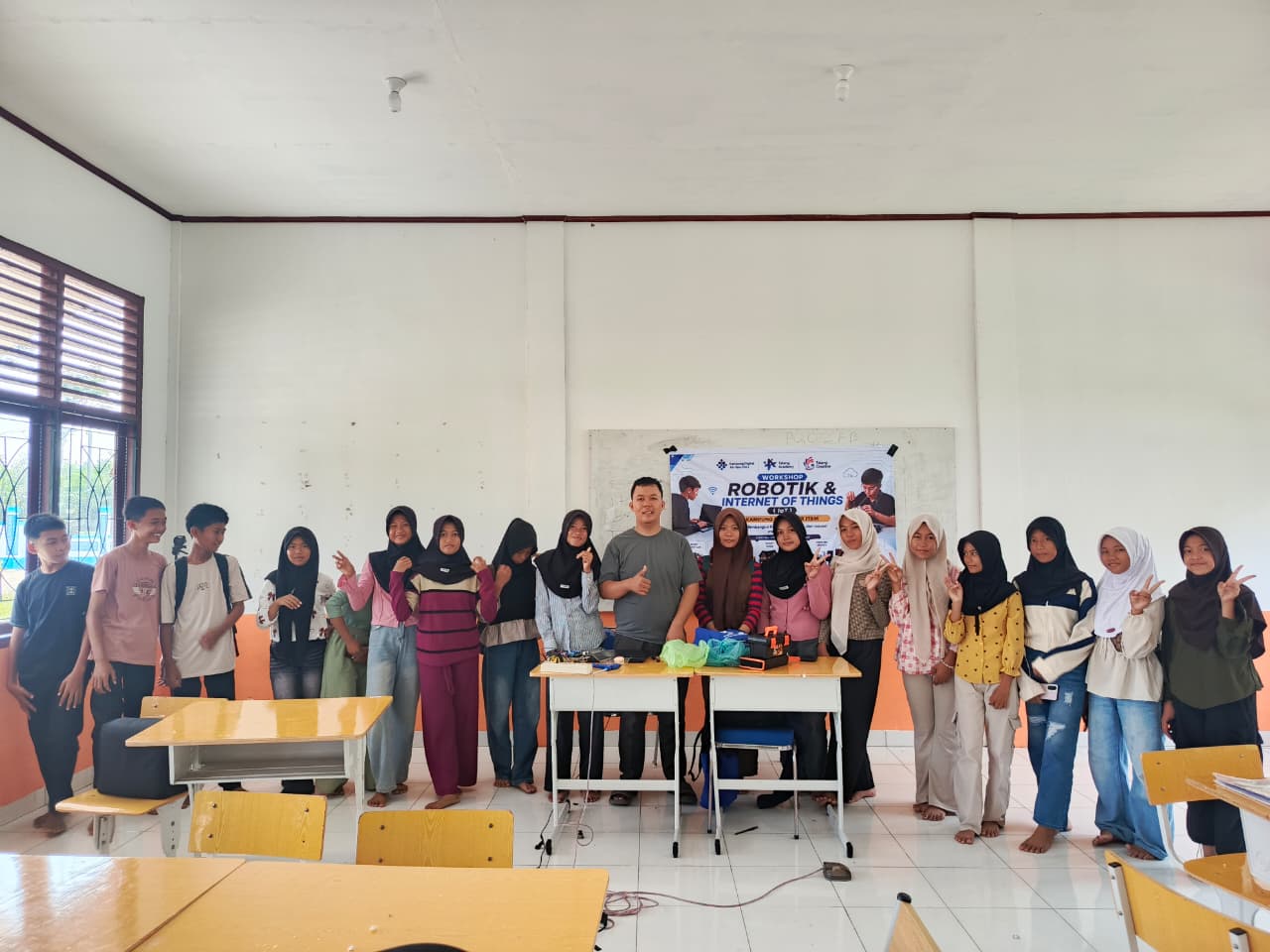 Workshop Robotik & IOT SMP Negeri 7 Penukal